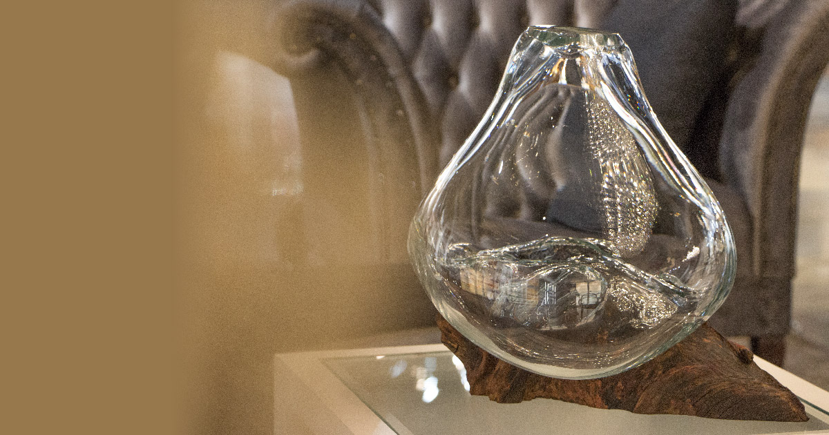 Peça da coleção Elementos, onde o vaso de cristal artístico foi moldado sobre o nó de pinho, assumindo os contornos da madeira..