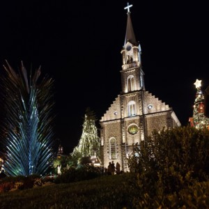 Igreja Matriz São Pedro, a Árvore de Cristais produzida pela Cristais de Gramado e todo o encanto natalino (foto de Taciany Torquato)