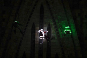 O Papai Noel desce de rapel a Catedral de Pedra, em Canela, diariamente (foto de Cleiton Thiele)