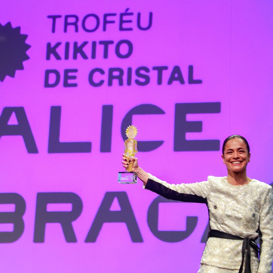 Alice Braga foi a homenageada com o Kikito de Cristal do Festival de Cinema de 2023 (foto Cleiton Thiele)